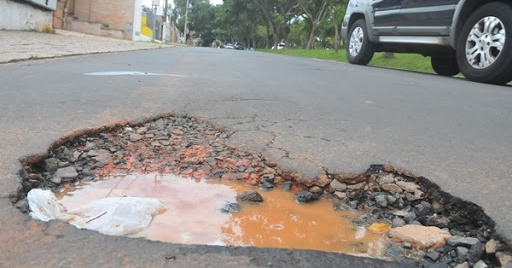 R$ 70 MIL: Prefeitura indenizará mulher que se acidentou em buraco de rua