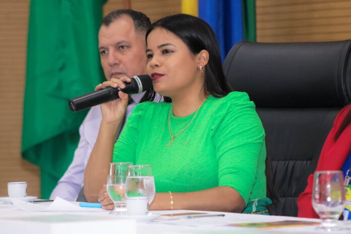 SESSÃO SOLENE: Rayane Trajano representa Instituto Banzeiro na entrega de voto de louvor