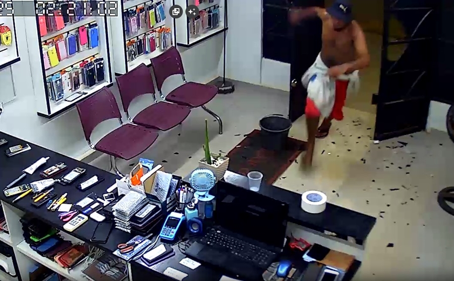 VÍDEO: Criminosos quebram porta de loja e furtam cerca de 20 celulares