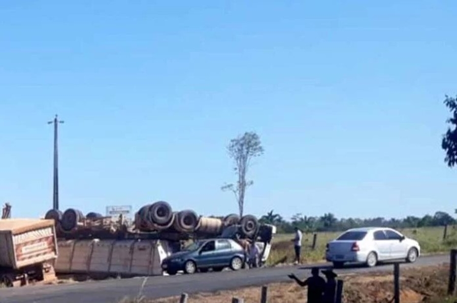 ACIDENTE: Carreta carregada de soja tomba próximo ao aeroporto de Ji-Paraná