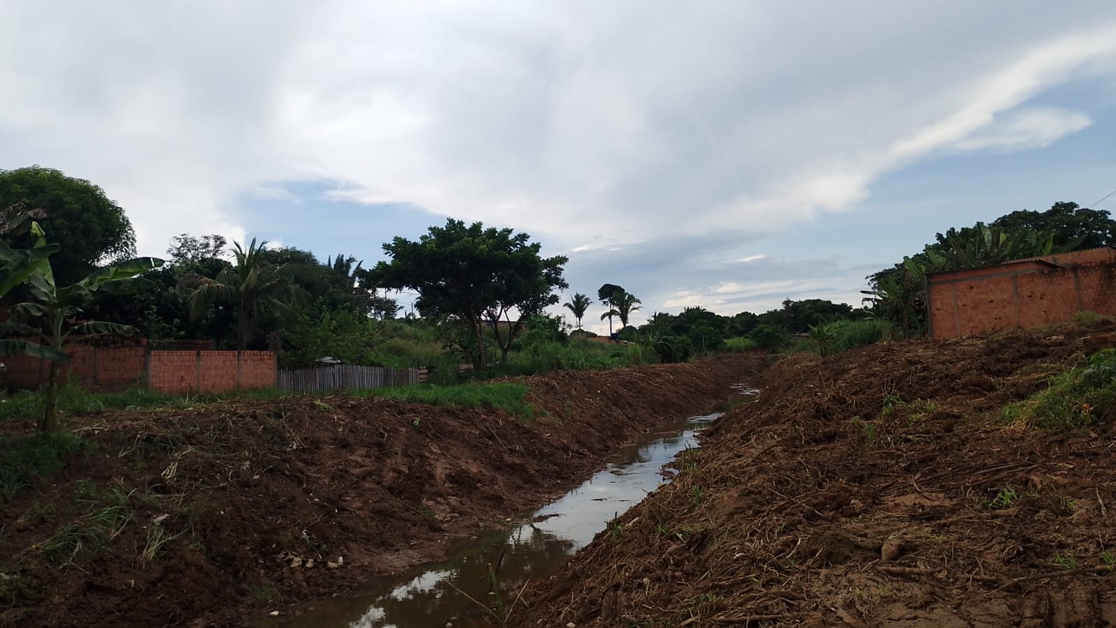 EDWILSON NEGREIROS: Vereador solicita e SEMOB providencia limpeza de canal no Cidade do Lobo