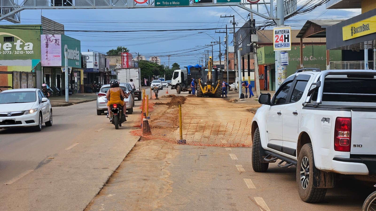 BAGUNÇA SEM FIM: Obras da rede de água causam transtornos no trânsito e buracos em Porto Velho