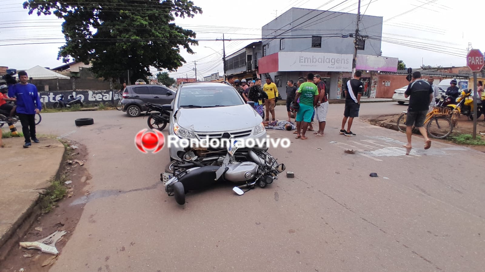 URGENTE: Criança e motociclista são arrastados por carro na zona Sul