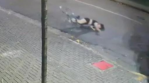 DUPLA CRIMINOSA: Operadora de caixa é perseguida, derrubada de bicicleta e assaltada 