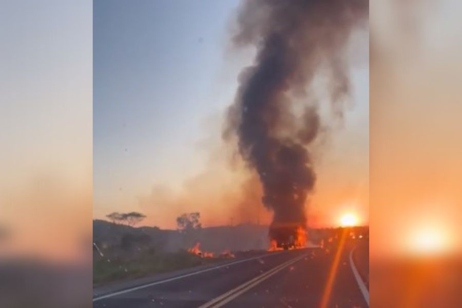PERDA TOTAL: Caminhão boiadeiro pega fogo em trecho entre Jaru e Ariquemes