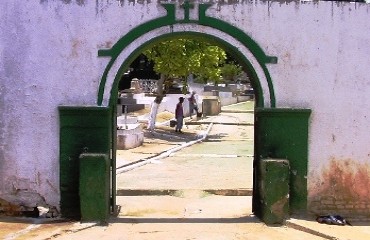 Lixo, túmulos depredados, mato alto e abandono de Cemitério no centro da capital assustam parentes – Confira fotos e vídeo