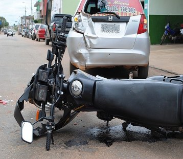 Motociclista é hospitalizado após bater em traseira de veiculo
