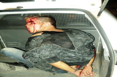 Bandidos são presos e quase linchados após atirarem em jovem durante tentativa de assalto
