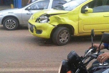 Motorista avança sinal vermelho e provoca acidente
