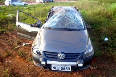 Motorista é internado em estado grave após capotar carro na BR 
