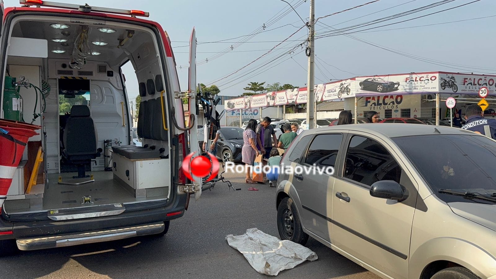 NA CICLOVIA: Mãe e filho são atropelados por carro a caminho da escola 