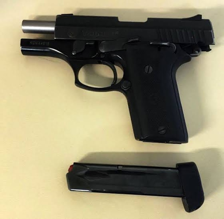 PISTOLA 380: Mulher é presa após discutir e atirar no portão de residência da amiga