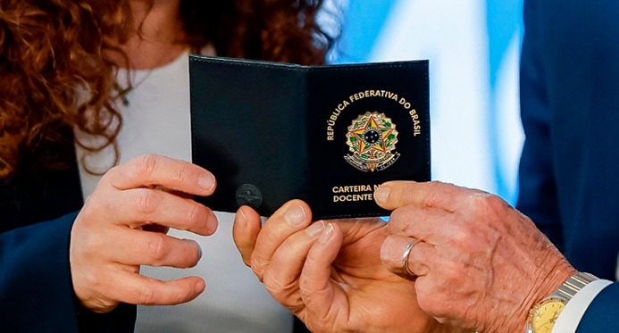 MESTRES: Lula sanciona lei que cria Carteira Nacional do Professor
