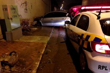 Motorista avança sinal e provoca acidente com danos
