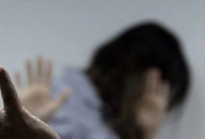 CIÚMES: Homem agride filho e ex-mulher por encontrá-la com amigo da família 