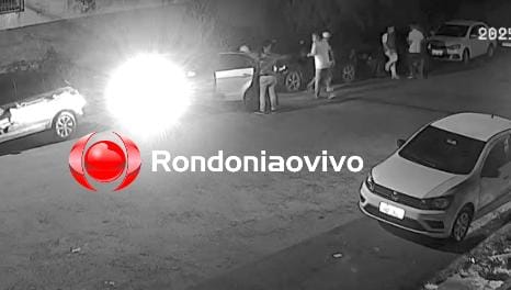 NO CENTRO: Vídeo mostra jovem sendo agredido e roubado na frente de casa noturna 