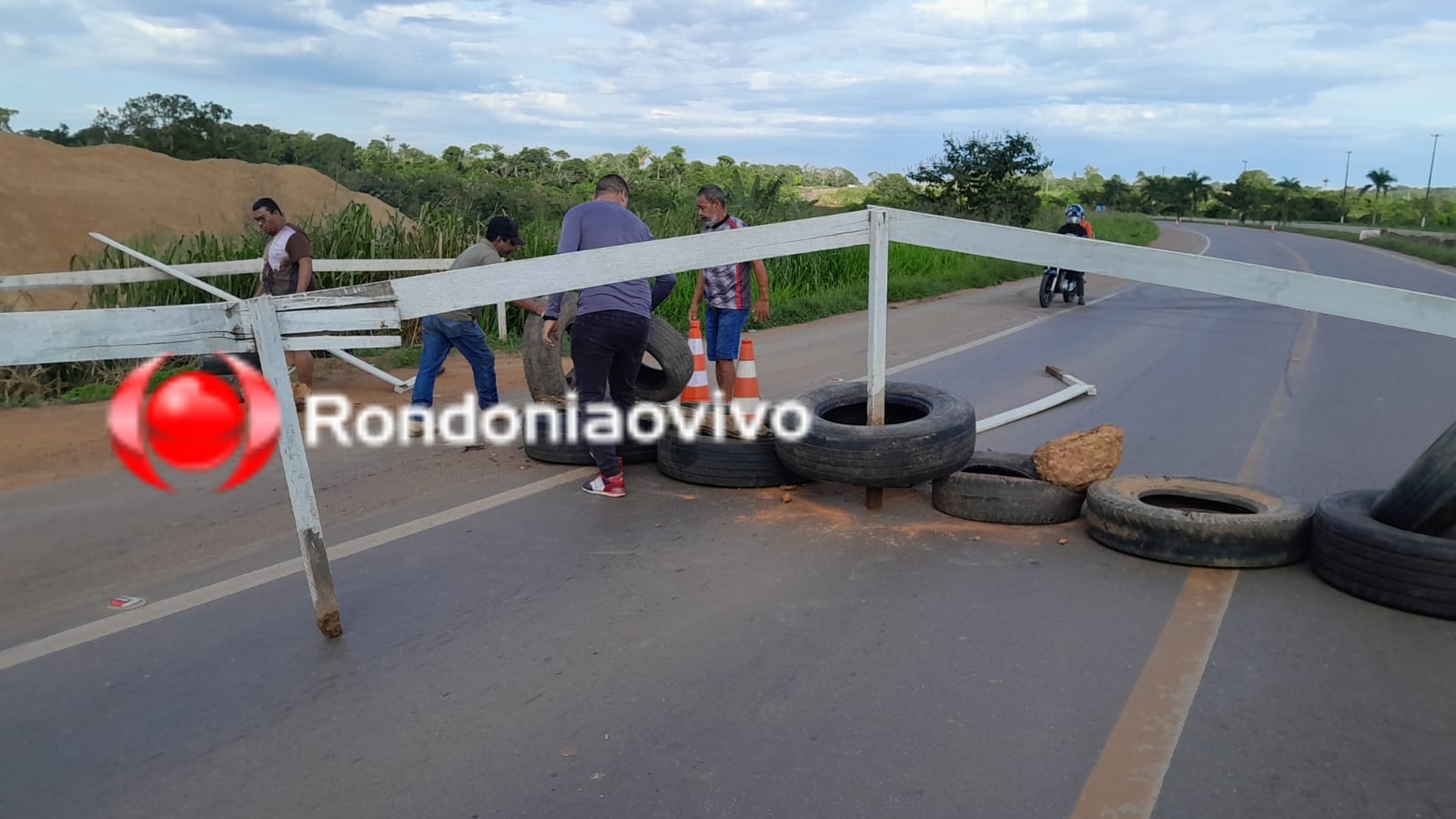 PROTESTO: Moradores interditam BR-364 em Candeias do Jamari  - VÍDEO 