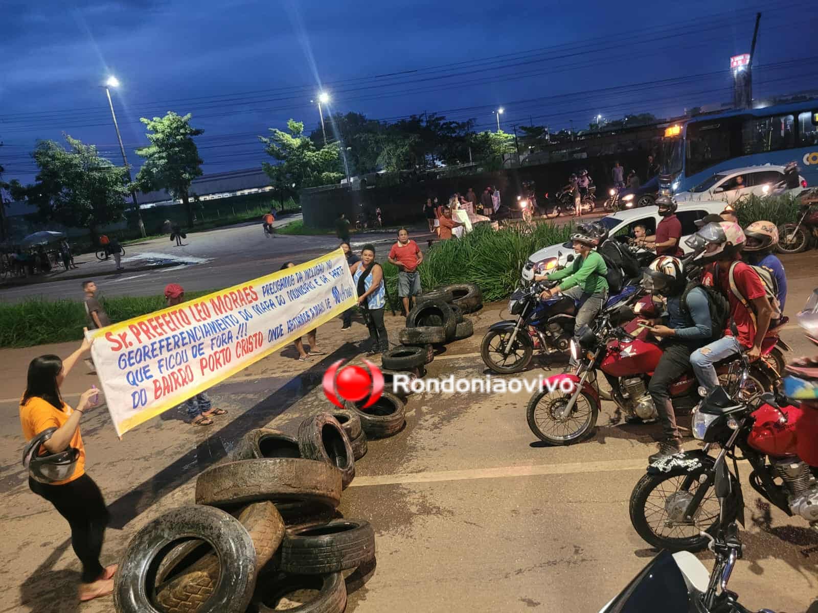 VÍDEO: Moradores fazem manifesto e fecham BR-364 