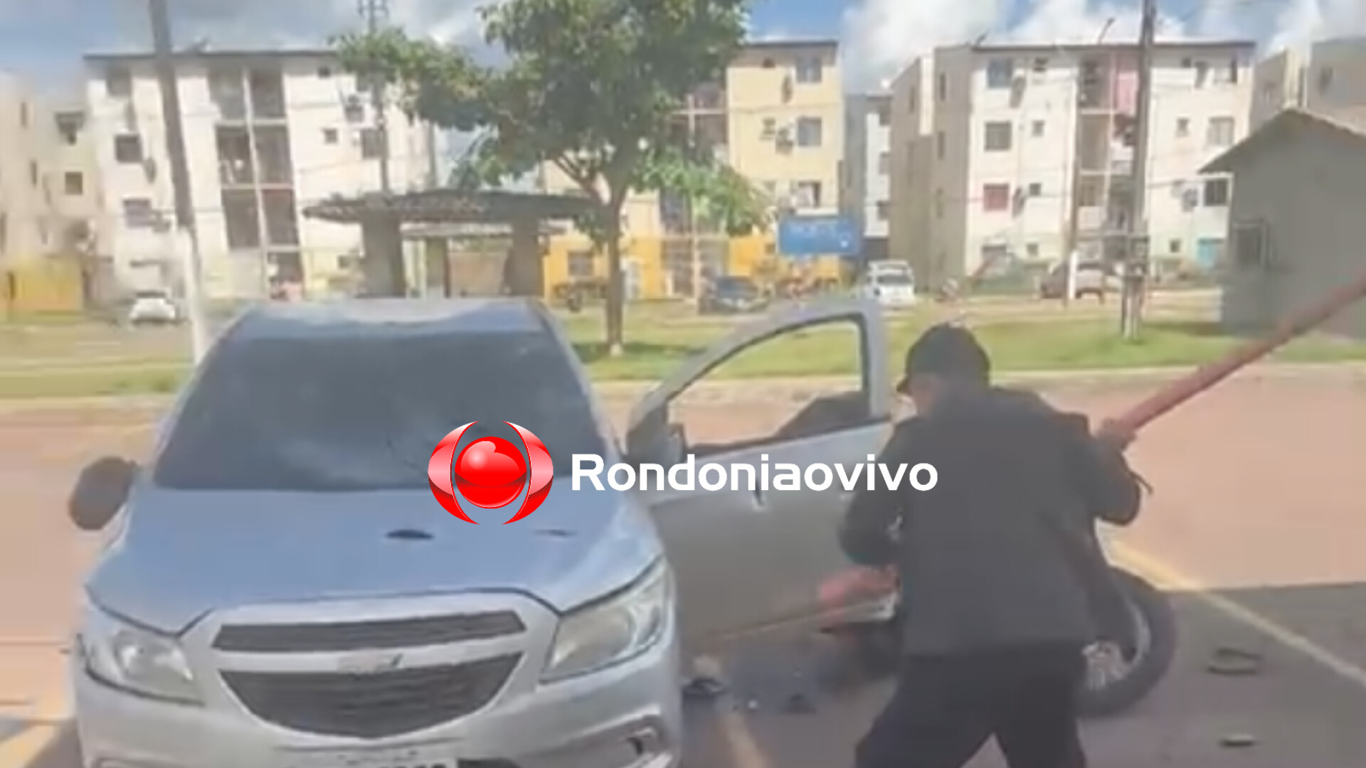 ATAQUE DE FÚRIA: Vídeo mostra homem destruindo carro e moto da ex-mulher em condomínio