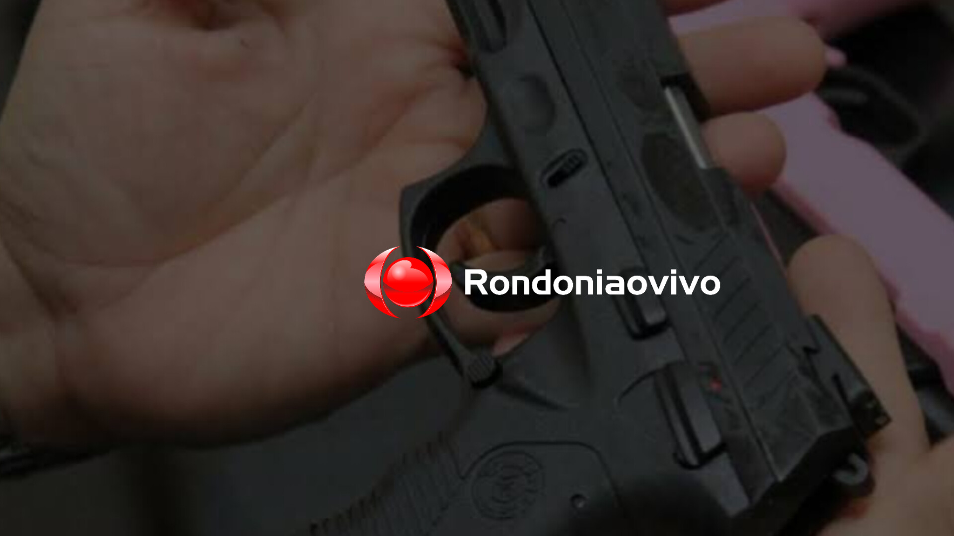 ARMADO COM PISTOLA: PM prende homem que se exibia e intimidava pessoas em praça 
