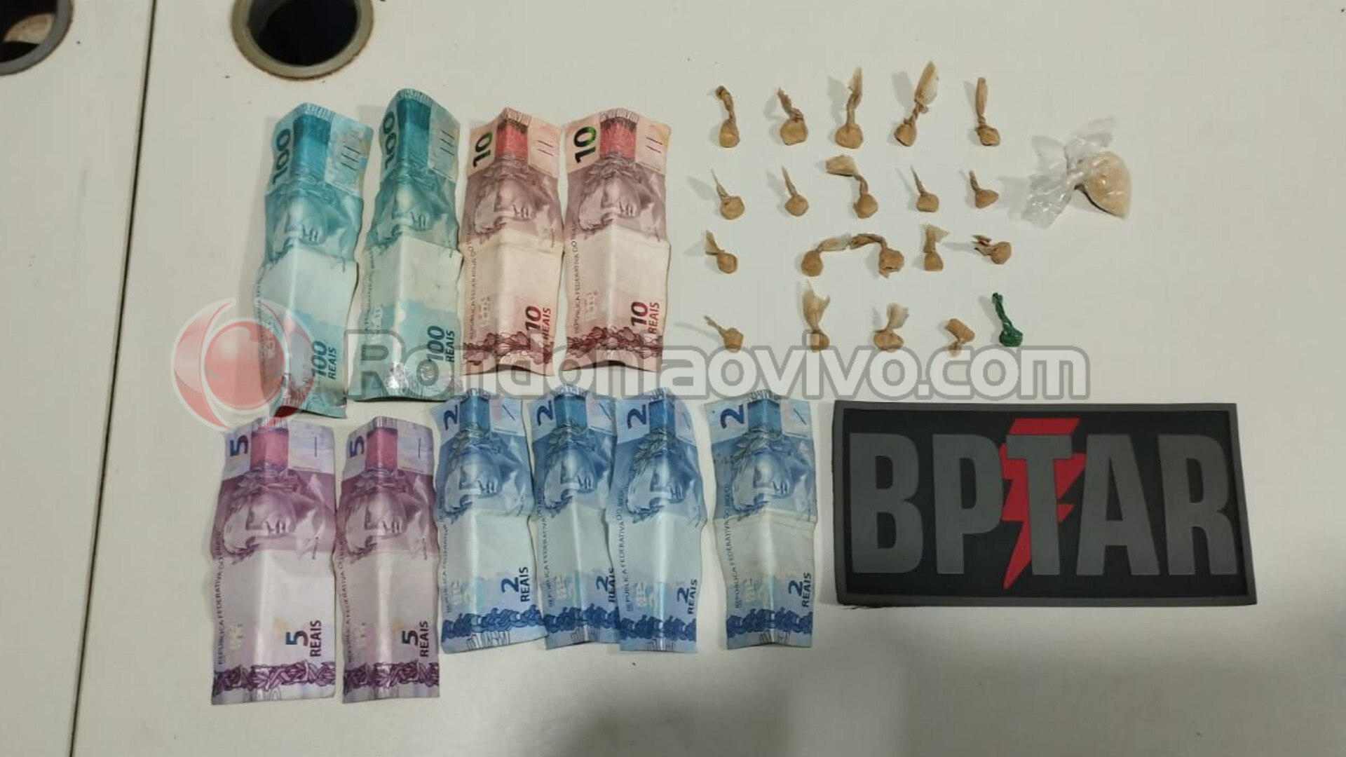 NO CAI N'ÁGUA: Adolescente tenta escapar jogando droga, mas é detido por tráfico 