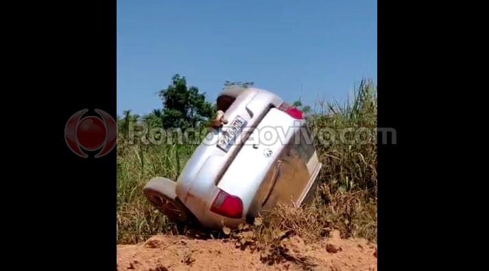 VÍDEO: Carro capota e vai parar em barranco durante acidente 