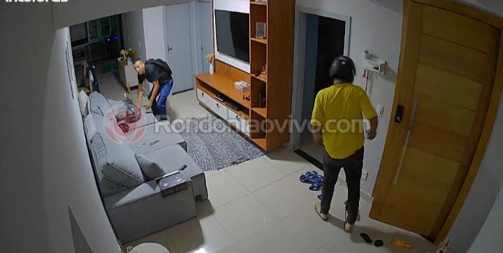 ASSISTA: Vídeo mostra ladrões invadindo residência durante furto