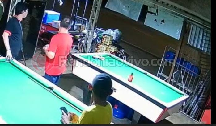 VÍDEO:  Pedestre é atropelado em cheio por carro ao sair de bar na capital 