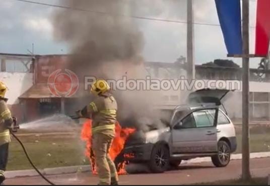 VÍDEO: Carro pega fogo no meio da rua em frente de estádio 