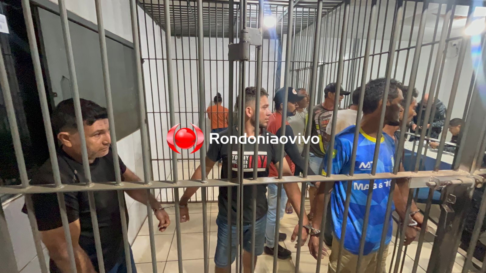 AO VIVO: Vários presos na Operação Godos chegam no Departamento de Flagrantes 