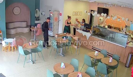 VÍDEO: Criminoso invade sorveteria, manda as vítimas para o chão e comete roubo 