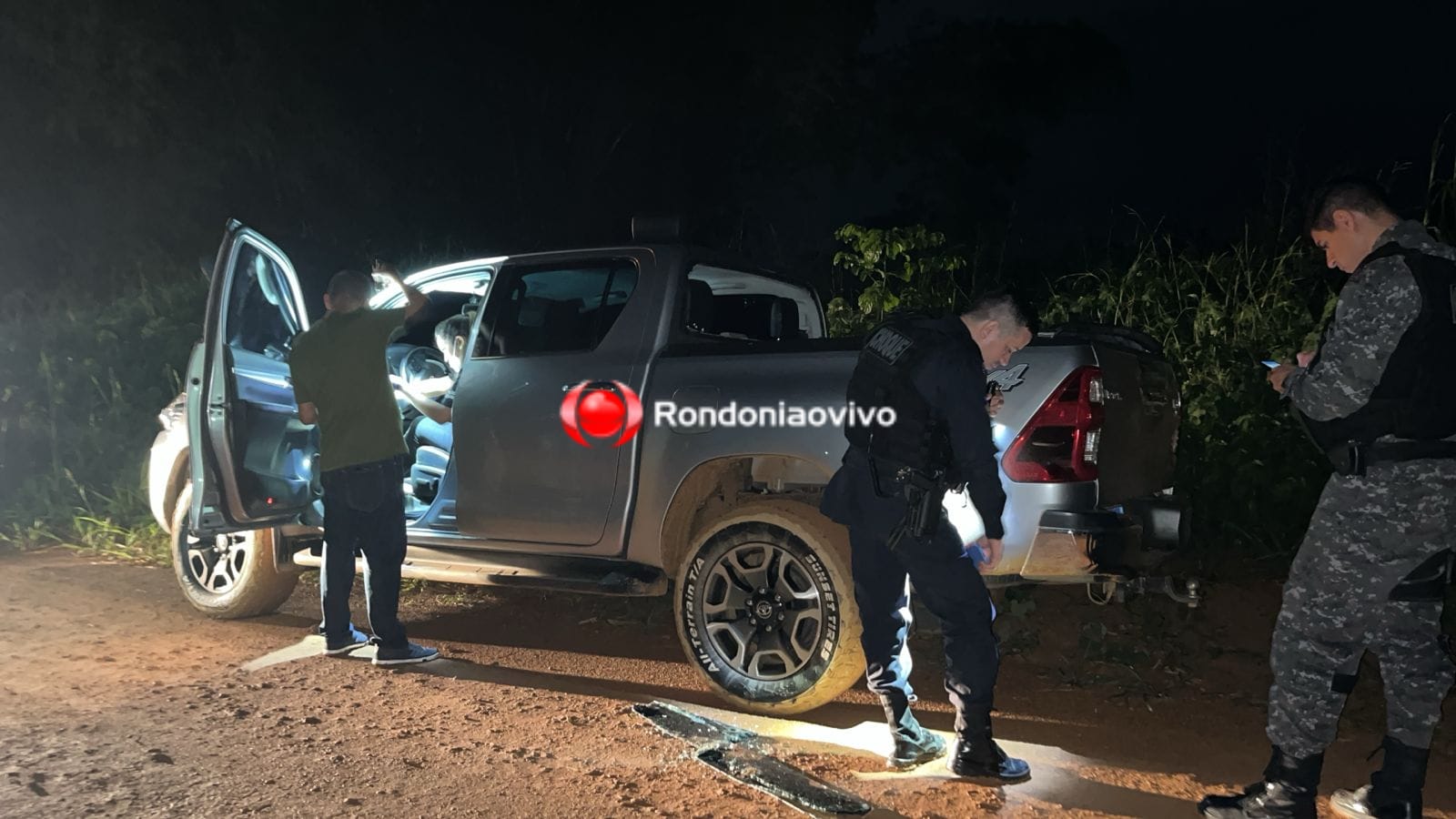 ATUALIZAÇÃO: Criminosos em Hilux trocam tiros com policiais do Batalhão de Choque 