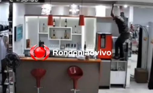 VÍDEO: Ladrão é filmado enquanto furtava loja de roupas próximo ao CPA 