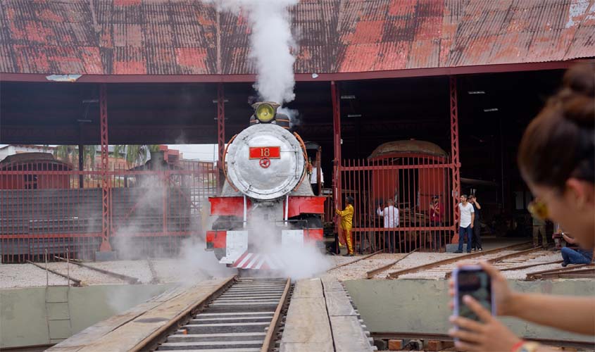 EM PORTO VELHO: Locomotiva 18 e litorina passam por manutenção