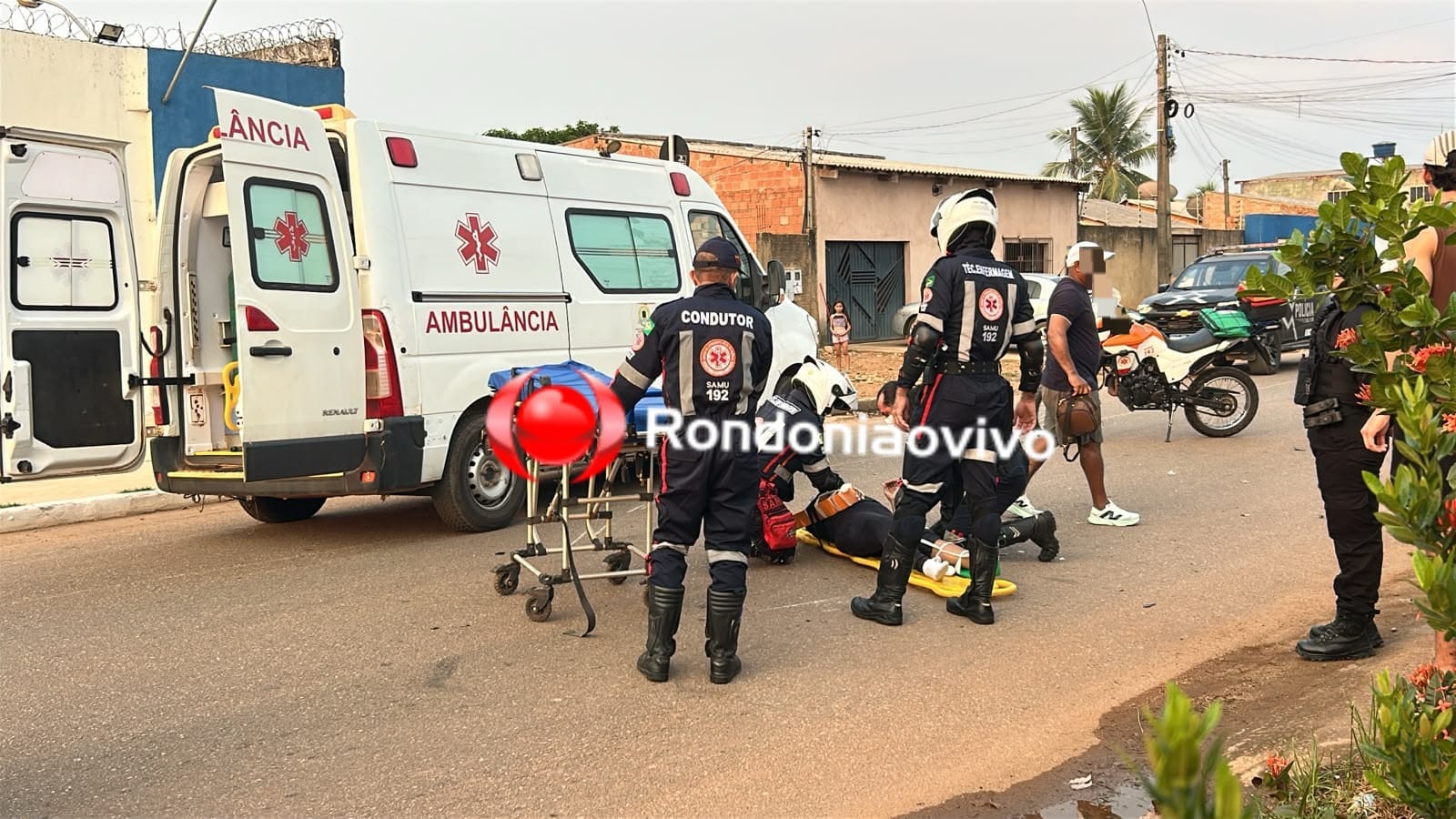 URGENTE: Criança, mulher e homem ficam feridos em grave acidente entre motos