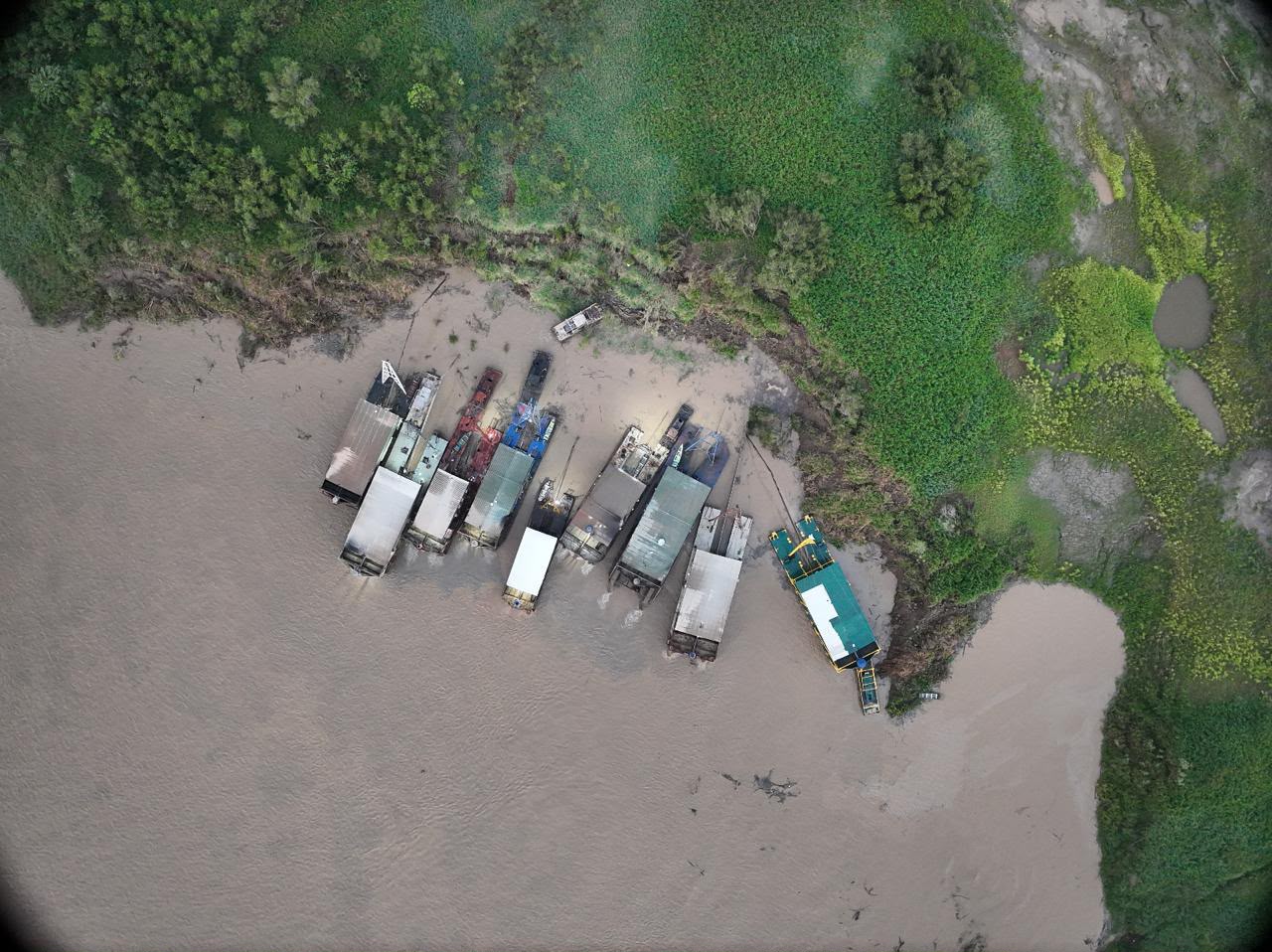 GARIMPO ILEGAL: PF e Ibama explodem dragas durante operação no rio Madeira