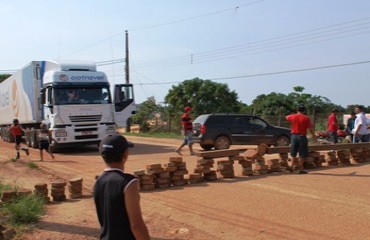 PROTESTO - Moradores do bairro Nacional interditam via de acesso por tempo indeterminado - Confira fotos