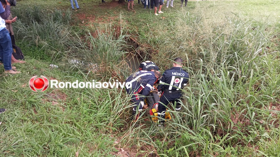 VÍDEO: Irmãos vão parar dentro de córrego após acidente na Jorge Teixeira