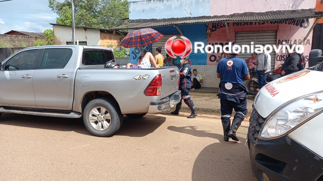 VÍDEO: Motociclista vai parar em carroceria de Hilux após grave acidente