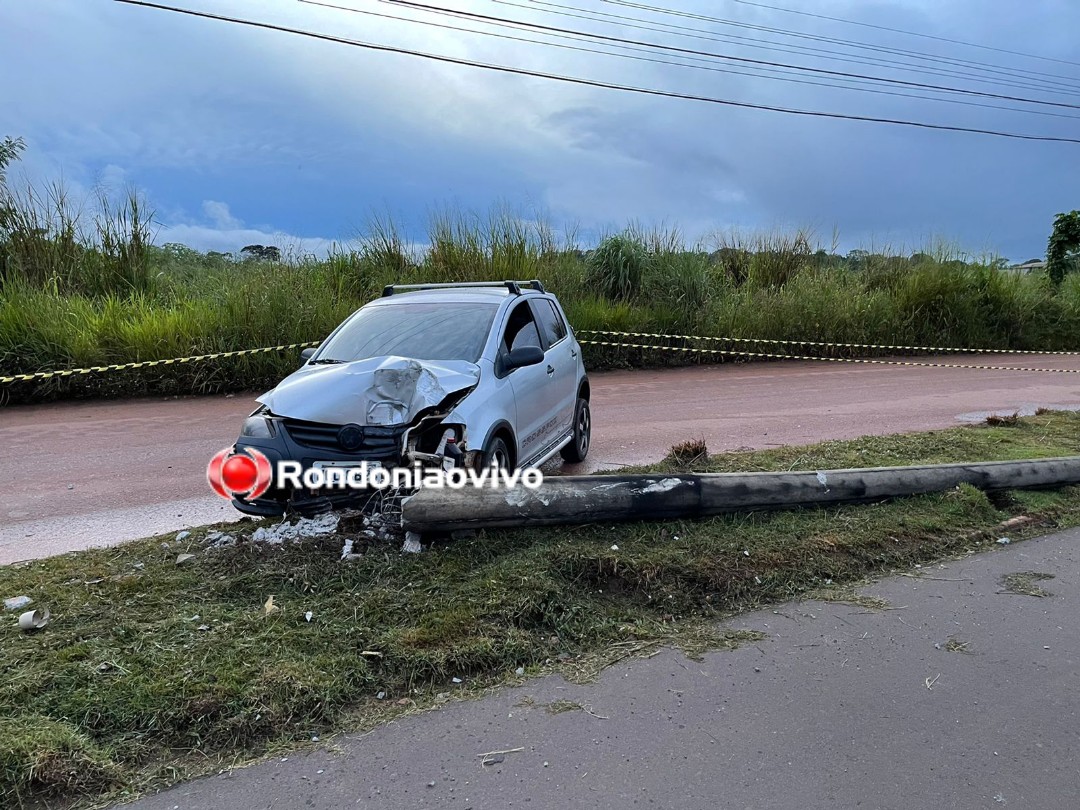 NA CURVA: CrossFox derruba poste próximo a faculdade e motorista foge