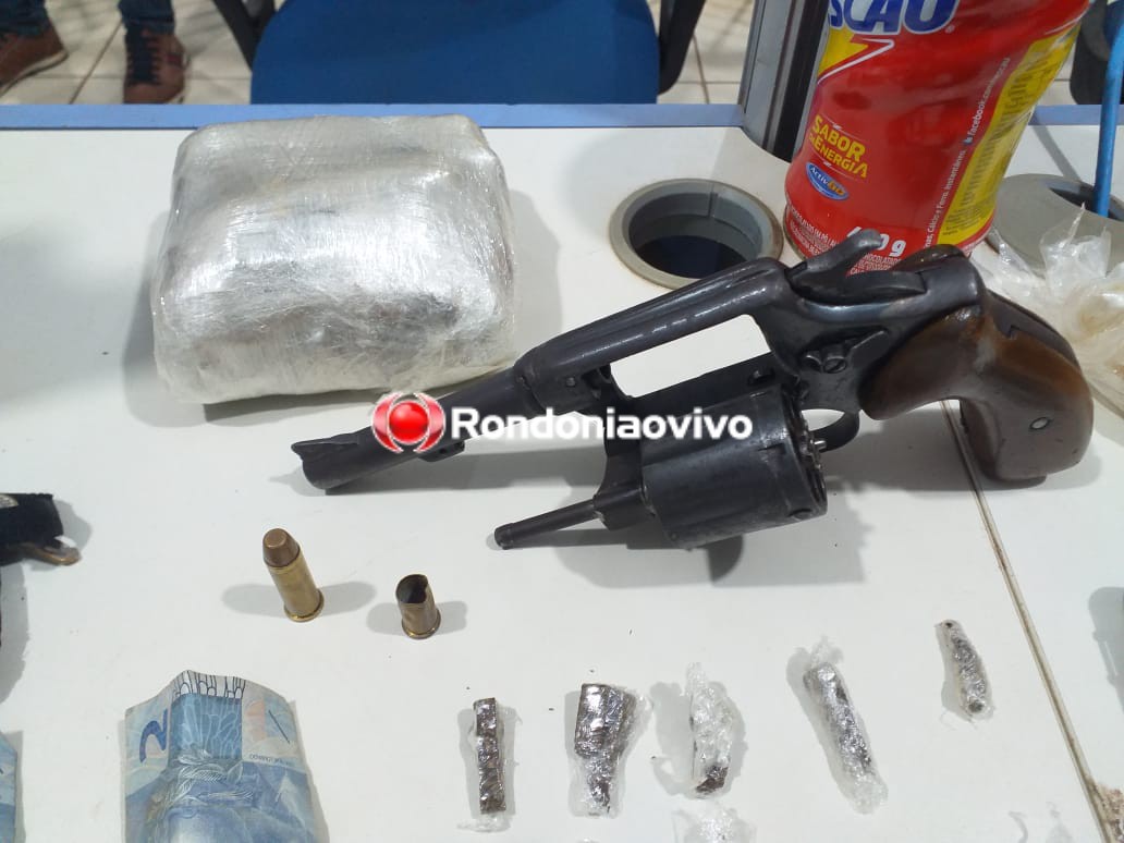 DENÚNCIA: Membros de facção são flagrados com arma e várias porções de drogas