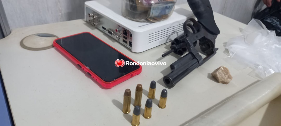 NO FLAGRA: Dona de conveniência é presa com arma e droga