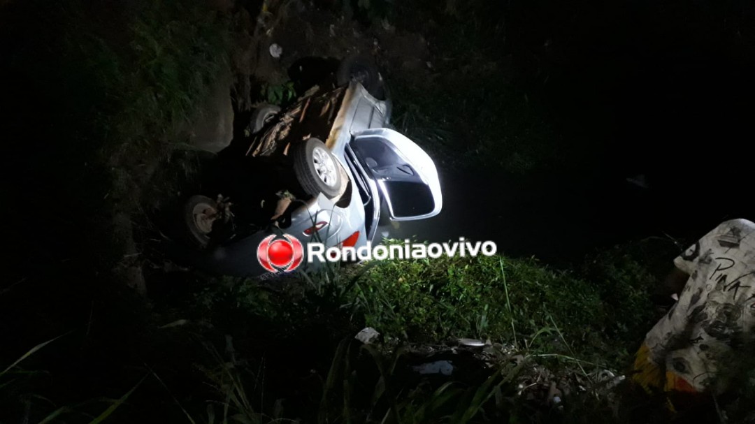 MOTORISTA FERIDO: Carro vai parar dentro de córrego na Avenida Jorge Teixeira