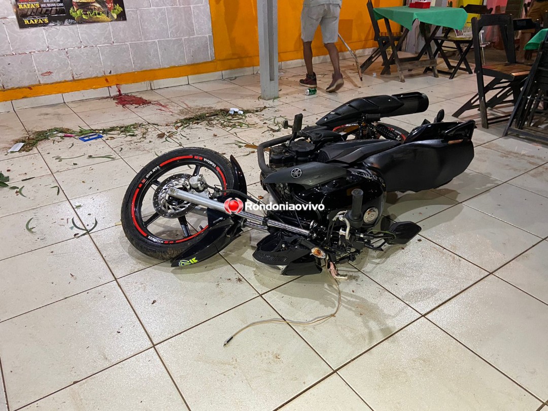 DESGOVERNADO: Motociclista invade lanchonete e é socorrido com traumatismo craniano