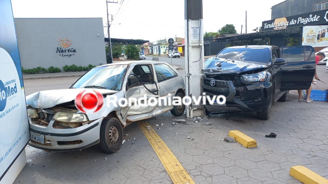 MOTORISTA FERIDO: Hilux colide em poste após bater contra Gol que avançou preferencial