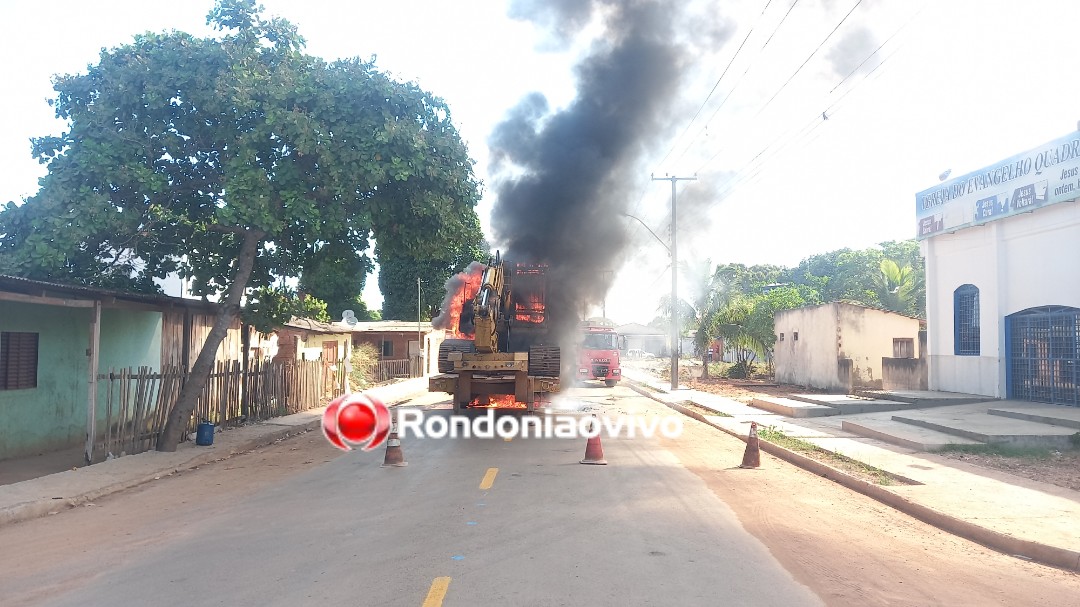 CURTO CIRCUITO: Escavadeira da prefeitura é destruída por incêndio na zona Leste