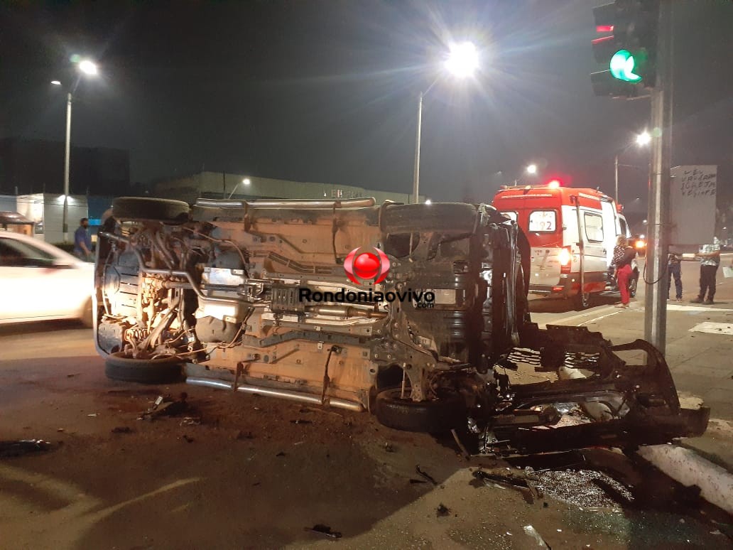 ACIDENTE: Caminhonetes capotam após colisão na Avenida Jorge Teixeira