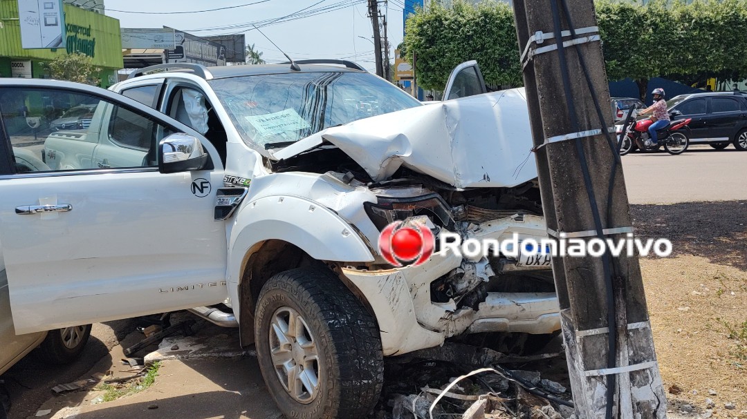 QUEBROU POSTE: Colisão entre carros deixa mulher ferida na Carlos Gomes