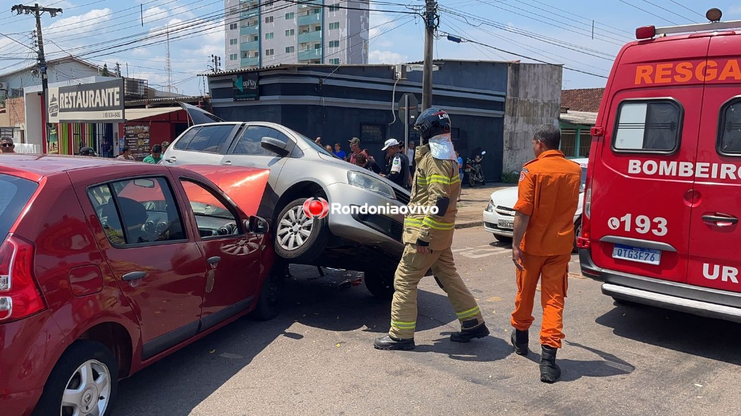 IMPRESSIONANTE: Carro fica pendurado em outro após grave colisão