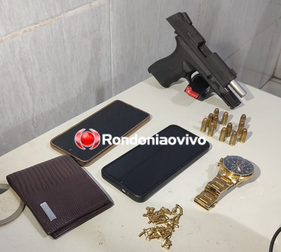 ATREVIDOS: Criminosos saem correndo algemados após serem flagrados com pistola 